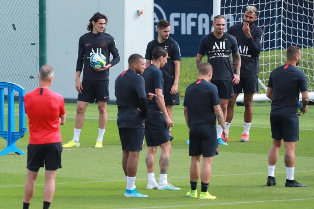 维尼修斯庆祝当选年度最佳球员 把World拼成word